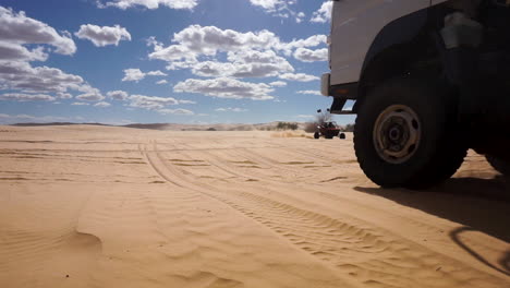 Camión-De-Expedición-Terrestre-4x4-Y-Buggy-De-Dunas-Conduciendo-En-El-Desierto-De-Arena-En-California,-Cámara-Lenta