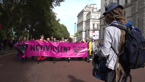 Demonstranten-Gehen-Während-Der-Extinction-Rebellion-Proteste-In-London,-Großbritannien,-Die-Straße-Entlang-Und-Rufen-Parolen