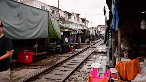 Un-Emocionante-Viaje-En-Tren-Al-Mercado-Ferroviario-De-Mae-Klong