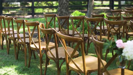 Holzstühle-Für-Eine-Hochzeit-Aufgestellt