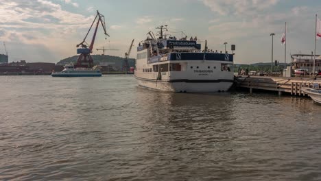 Zeitraffer-über-Dem-Göta-Kanal-In-Göteborg,-Schweden,-Der-Boote-Zeigt,-Die-In-Den-Hafen-Ein--Und-Ausfahren