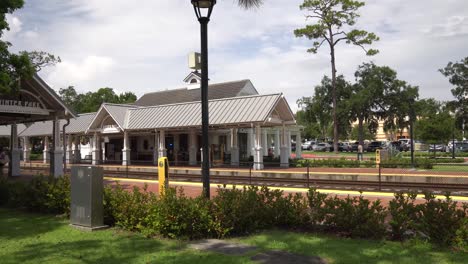 Vista-Panorámica-De-La-Estación-De-Tren-En-Winter-Park,-Florida