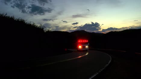 Camión-De-Bomberos,-Ambulancia-Y-Coche-De-Policía-En-La-Oscuridad