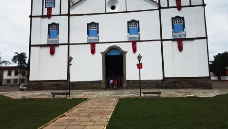 Un-Famoso-Edificio-Histórico-De-La-Iglesia-En-Pirenopolis,-Brasil