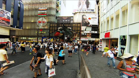 Lapso-De-Tiempo---Volúmenes-Muy-Altos-De-Personas-Comprando-En-El-Popular-Cbd-De-Osaka,-Japón