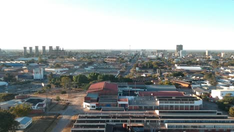 Eine-Herunterdrückende-Drohnenaufnahme-Von-Industriegebäuden-Am-Stadtrand-Von-Bulawayo,-Simbabwe-Bei-Sonnenuntergang