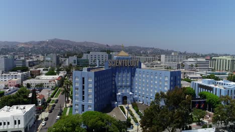 4K-Drohnenschwenkaufnahme-Des-Gebäudes-Und-Des-Campus-Der-Scientology-Kirche-Am-Sunset-Blvd-In-Los-Angeles,-Kalifornien