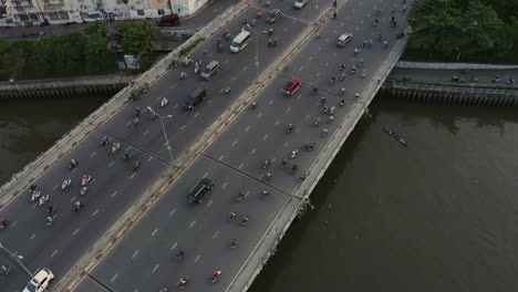 Hohe-Statische-Luftaufnahme-Des-Abendverkehrs-über-Die-Dien-Bien-Phu-Brücke,-Bezirk-Binh-Thanh,-Ho-Chi-Minh-Stadt,-Vietnam,-Die-Den-Hoang-Sa-Kanal-überquert