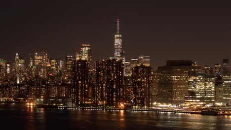 Lapso-De-Tiempo-De-Tráfico-En-Manhattan,-Ciudad-De-Nueva-York-En-Tres-Niveles,-Aire,-Tierra,-Agua-Por-La-Noche,-Con-Un-Centro-De-Comercio-Mundial-En-El-Centro,-Plaza-Junto-Al-Mar-Y-Fdr-Drive-En-Primer-Plano-Por-La-Noche