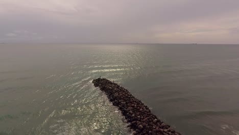 Observar-Desde-Un-Dron-La-Tranquilidad-Del-Mar-En-Un-Hermoso-Atardecer-Es-Algo-Que-Todos-Deberíamos-Hacer-Al-Menos-Una-Vez-En-La-Vida