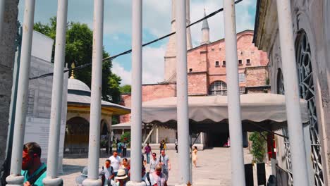 Unbekannte-Warten-Darauf,-Das-Hagia-Sophia-Museum-In-Istanbul,-Türkei,-Zu-Verlassen