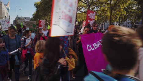 Los-Niños-De-La-Escuela,-Inspirados-Por-Greta-Thunberg-Y-Sus-Movimientos-&quot;viernes-Por-El-Futuro&quot;-Están-Marchando-Por-Colonia,-Exigiendo-El-Fin-Del-Uso-De-Combustibles-Fósiles