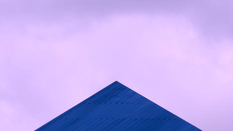 Inclinación-De-Lapso-De-Tiempo-De-Las-Nubes-Detrás-De-La-Pirámide-Azul