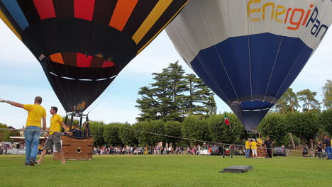 Preparándose-Para-Volar-En-Globo-Aerostático-En-El-Festival-De-Italia