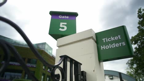 Wimbledon-2019:-Eingang-Zum-Meisterschaftsturnier-Von-Tor-5-Vor-Dem-Center-Court,-Darunter-Ein-Weiteres-Schild-Mit-Der-Aufschrift-„Ticketinhaber“.