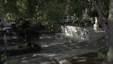 Jardín-Con-Hermosas-Fuentes-Cubiertas-De-árboles-En-El-Parque-Hort-Del-Rei-En-Palma,-España