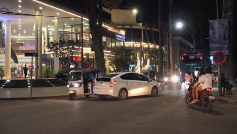 Timelapse-of-Traffic-Outside-Heritage-Walk-Mall-at-Night