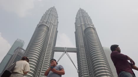 Turistas-Tomando-Fotografías-En-Las-Icónicas-Torres-Gemelas-Petronas-En-Medio-De-Una-Espesa-Neblina-Causada-Por-Incendios-Forestales-En-Indonesia