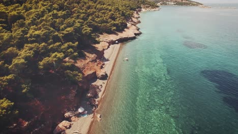 Luftaufnahmen-Eines-Exotischen-Strandes-Mit-Kristallklarem-Türkisfarbenem-Wasser-In-Griechenland-Im-Sommer-4