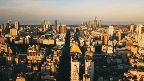 Ciudad-De-Buenos-Aires-Drone-Aéreo-Sol-De-La-Tarde-Volando-Hacia-El-Río-De-La-Plata,-En-Argentina