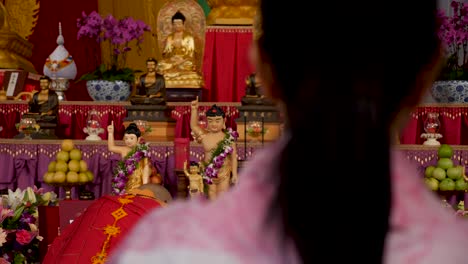 Mönche-Beten-Vor-Der-Buddha-Statue-Beim-Buddha-Geburtstagsfest-Menschen-Und-Mönche-Beten-Die-Religion-Des-Buddhismus