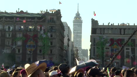 Zocalo-In-Mexiko-Stadt,-überfüllt-Im-Vordergrund-Und-Lateinischer-Turm-Im-Hintergrund