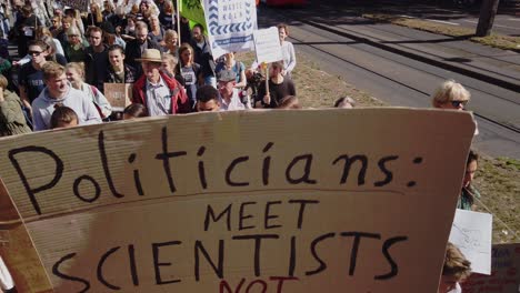 Grupo-De-Manifestantes-En-Una-Marcha-De-Protesta-Contra-El-Cambio-Climático