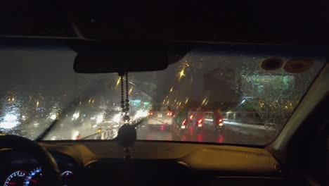 Blick-Durch-Das-Taxifenster-Bei-Strömendem-Tropenregen-In-Der-Nacht-Mit-Den-Schillernden-Lichtern-Von-Ho-Chi-Minh-Stadt-Am-Samstagabend
