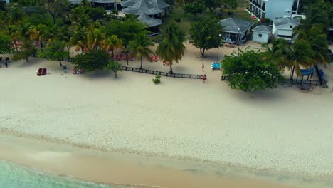 Drohnenaufnahme-Eines-Paares,-Das-Am-Grand-Anse-Beach-Entlang-Zurück-Zum-Resort-Auf-Der-Karibikinsel-Grenada-Läuft