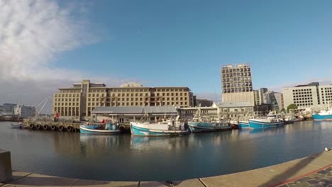 Lapso-De-Tiempo-Del-Astillero-Del-Muelle-Este-Desde-La-Carretera-W-Quay-Hacia-El-Edificio-V-De-Bloomberg-Lp---Una-Ciudad-Del-Cabo-Frente-Al-Mar,-Sudáfrica