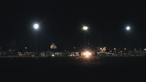 Flugzeuge-Auf-Der-Landebahn-Am-Internationalen-Flughafen-Siem-Reap-In-Der-Nacht