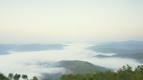 Incline-Hacia-Abajo-La-Vista-Del-Valle-En-Kigali,-Ruanda-Llena-De-Un-Manto-De-Nubes