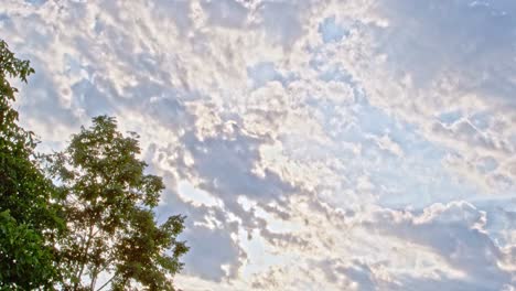 Handaufnahme,-Morgenlicht,-Sonniger-Himmel-Mit-Wolken