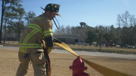 Bombero-Saca-Una-Manguera-Contra-Incendios-De-Un-Camión-De-Bomberos-Para-Prepararse-Para-Combatir-Un-Incendio