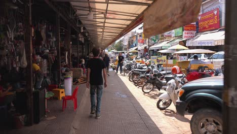 Turista-Masculino-Caminando-En-La-Acera-Fuera-Del-Antiguo-Mercado