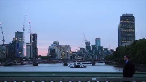 Gente-Cruzando-El-Puente-De-Westminster