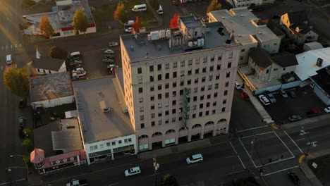 Old-Tioga-Hotel-building-in-Coos-Bay,-with-traffic-on-Highway-101