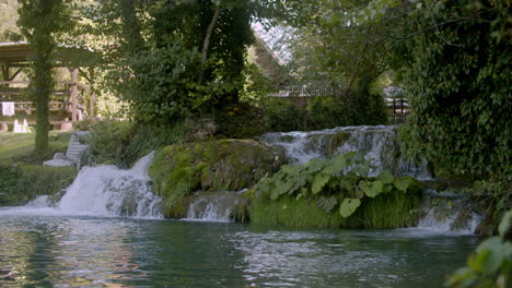 Weitwinkelaufnahme-Eines-Kleinen-Wasserlaufs-Im-Hinterhof-In-Kroatien