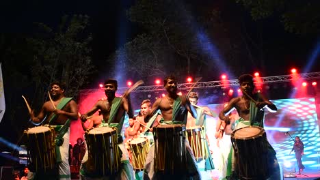 Eine-Gruppe-Von-Künstlern,-Die-Chenda-Melam-singari-Melam-Bei-Einem-Fest-Der-Architekturhochschule-In-Kerala-Aufführten