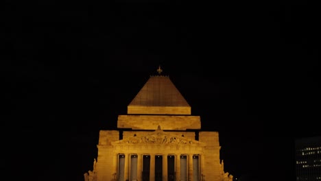 Schrein-Der-Erinnerung-Bei-Nacht-Melbourne-Anzac-Day,-Anzac-Parade,-Australien