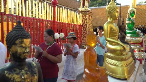 Orando-En-El-Templo-Doi-Suthep-Para-Una-Ceremonia-En-Chiang-Mai,-Tailandia