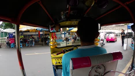 El-Tuk-Tuk-Es-Un-Paseo-Famoso-Para-Viajar-Y-Recorrer-Bangkok-Y-Se-Ve-Principalmente-En-áreas-Turísticas-Y-La-Provincia