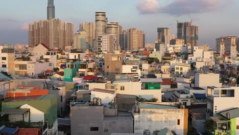 Vuelo-De-Drones-Por-La-Tarde-Sobre-Los-Tejados-Del-Distrito-De-Binh-Thanh,-Un-área-Densamente-Poblada-De-La-Ciudad-De-Ho-Chi-Minh-O-Saigon-Vietnam