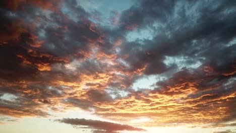Drohnenaufnahme-Dramatischer-Orangefarbener-Wolken-Bei-Sonnenuntergang