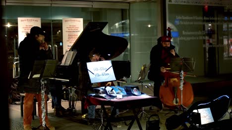 Músico-Callejero-Actuando-En-El-Centro-De-Munich-Durante-La-Noche