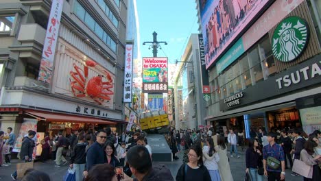 Landscape-of-crowded-famous-Japanese-street-with-iconic-crab-restaurant
