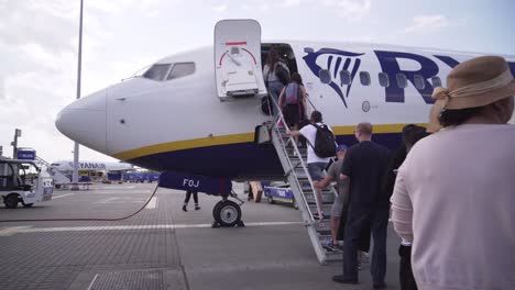 Cola-De-Personas-Esperando-Para-Abordar-El-Avión-De-Ryanair-Antes-Del-Despegue,-Vista-De-Cerca