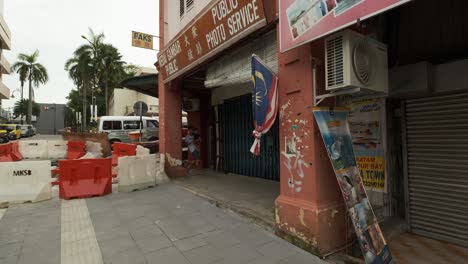 Barreras-De-Construcción-Rojas-Y-Blancas-En-La-Calle-Frente-A-Una-Tienda-En-La-Ciudad-De-Johor-Bahru-En-Malasia---Toma-Amplia