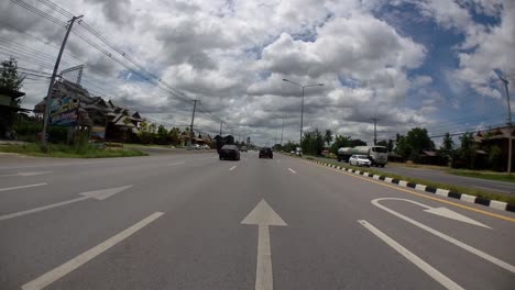 Este-Es-Un-Lapso-De-Tiempo-Con-Una-Cámara-De-Acción-Montada-Frente-Al-Camión,-Conduciendo-De-Pranburi-A-Hua-Hin-Y-De-Hua-Hin-A-Bangkok-En-Phet-Kasem-Road