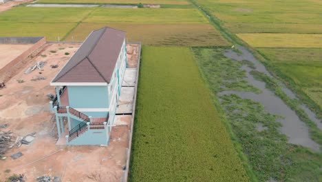 Toma-De-Drones-De-La-Construcción-De-Edificios-En-El-Campo-Camboyano